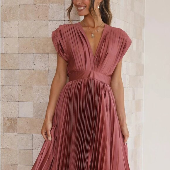 Harper & Lane Stella - Pleated Maxi Dress Rose Size L - Picture 1 of 3